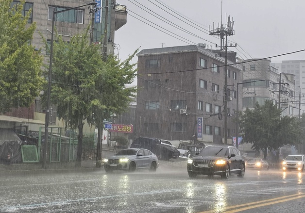 연휴 마지막날 전국 소나기…수도권·충남·전라 '체감 33도'[내일날씨]