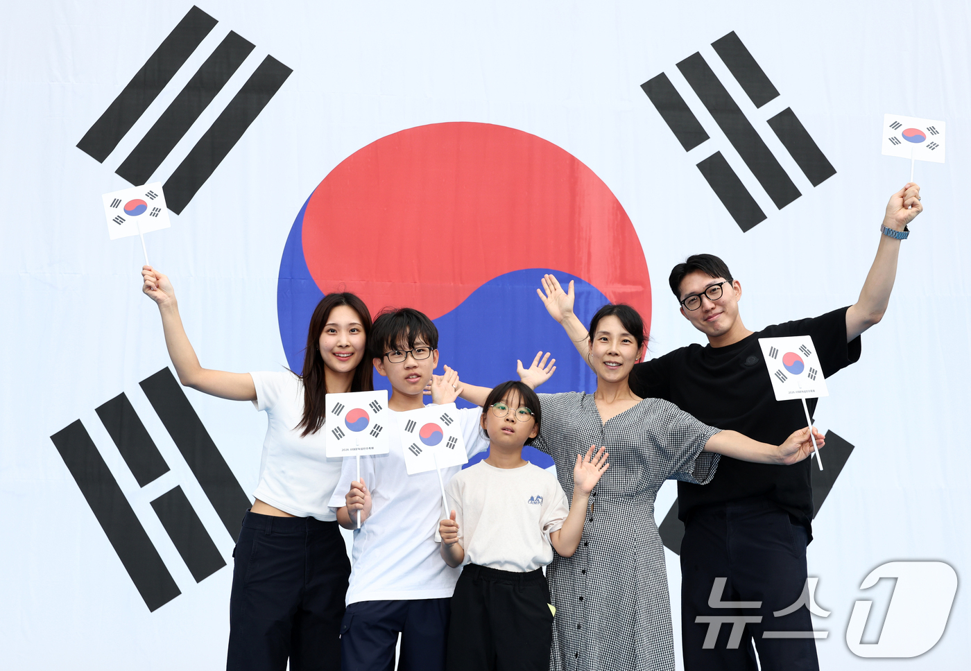 (서울=뉴스1) 최지환 기자 = 광복절인 15일 오후 서울 서대문구 서대문형무소에서 관람객들이 대한 독립 만세를 외치고 있다. 2026.8.15/뉴스1