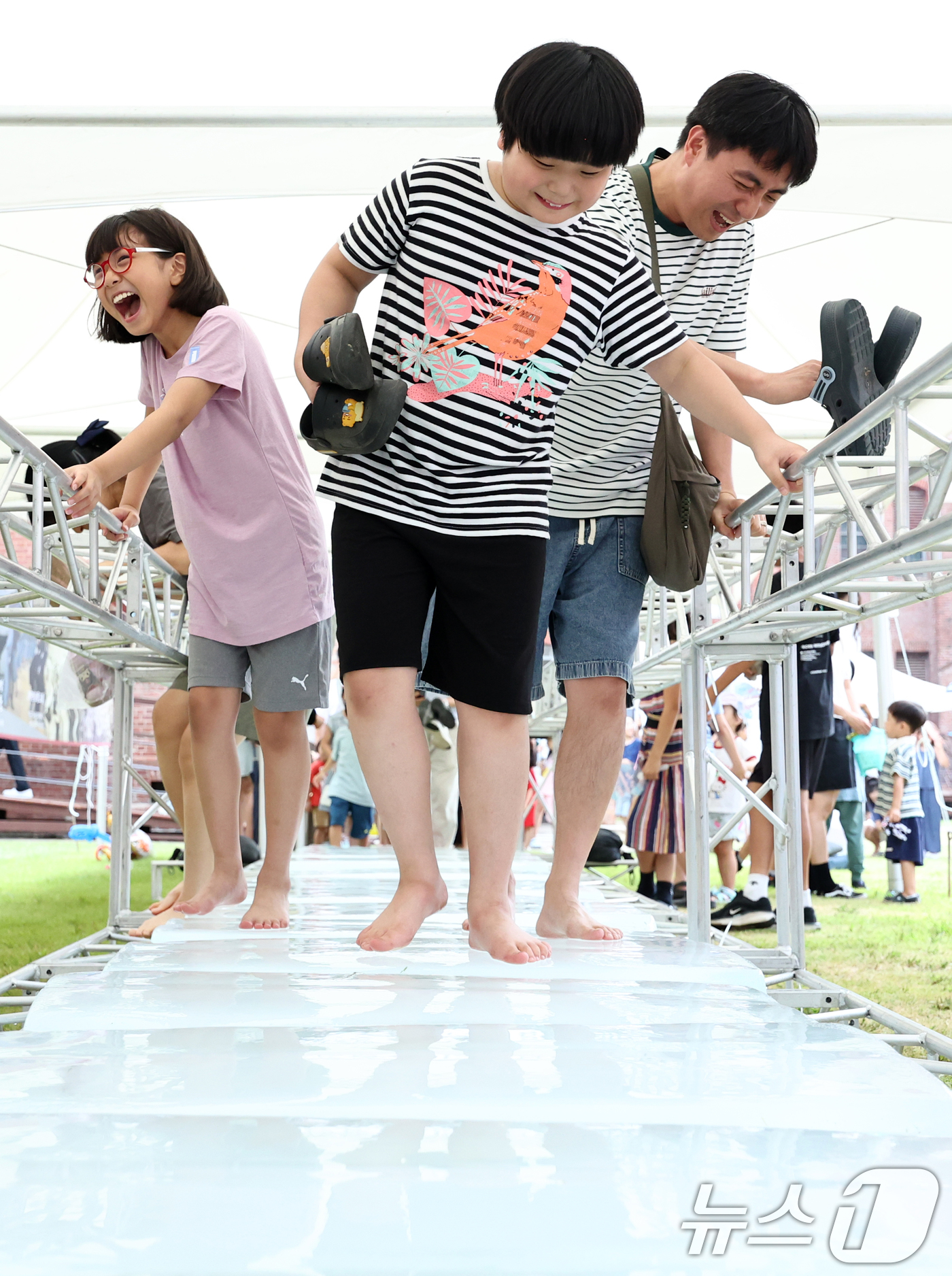 (서울=뉴스1) 최지환 기자 = 광복절인 15일 오후 서울 서대문구 서대문형무소에서 어린이들이 얼음판을 지나며 험난한 광복의 의미를 느끼는 '광복의 길' 챌린지를 하고 있다. 20 …