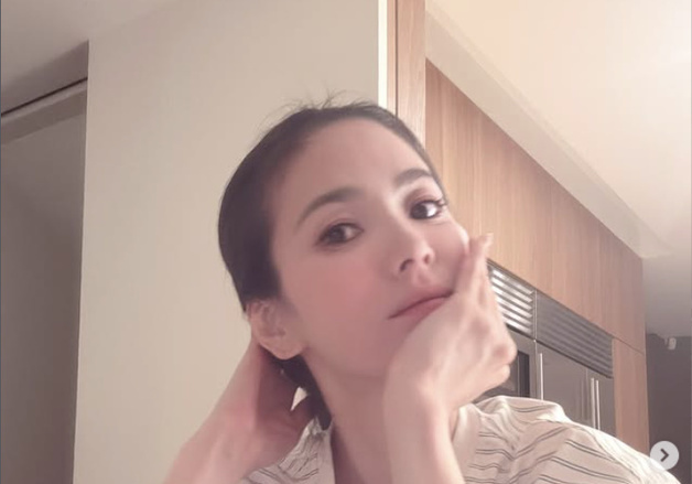 송혜교, 줄무늬 티셔츠 한 장 걸쳐도 확 사는 여배우 미모 [N샷]