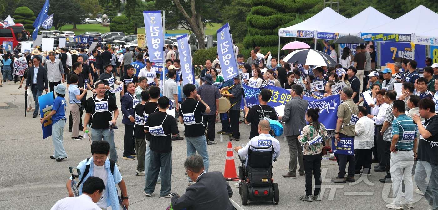 (익산=뉴스1) 유경석 기자 = 15일 전북 익산시 원광대학교 문화체육관에서 열린 더불어민주당 당대표·최고위원 선출을 위한 전북 순회 경선 합동연설회를 찾은 각 지지자들이 응원전을 …