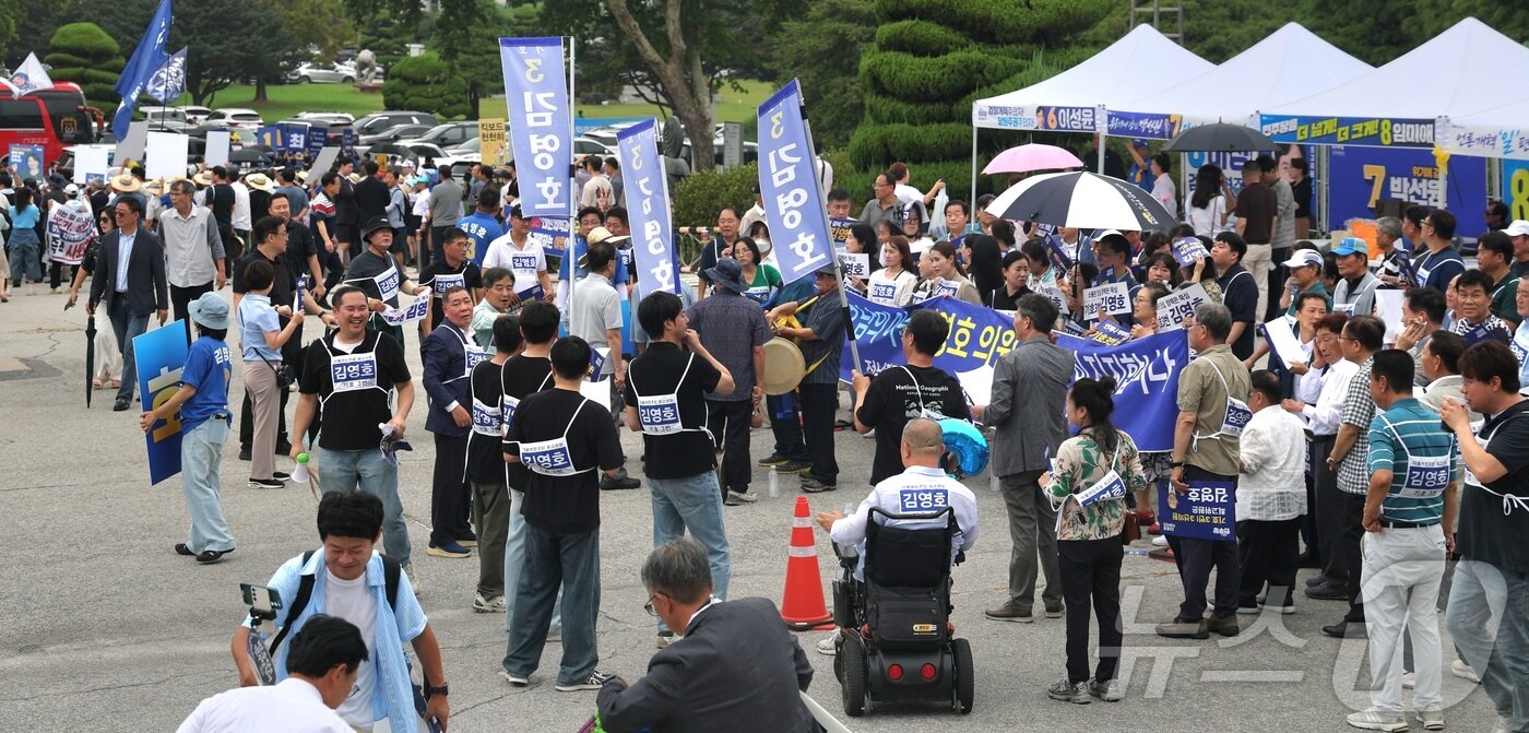 본문 이미지 - 15일 전북 익산시 원광대학교 문화체육관에서 열린 더불어민주당 당대표·최고위원 선출을 위한 전북 순회 경선 합동연설회를 찾은 각 지지자들이 응원전을 펼치고 있다. 2026.8.15 ⓒ 뉴스1 유경석 기자