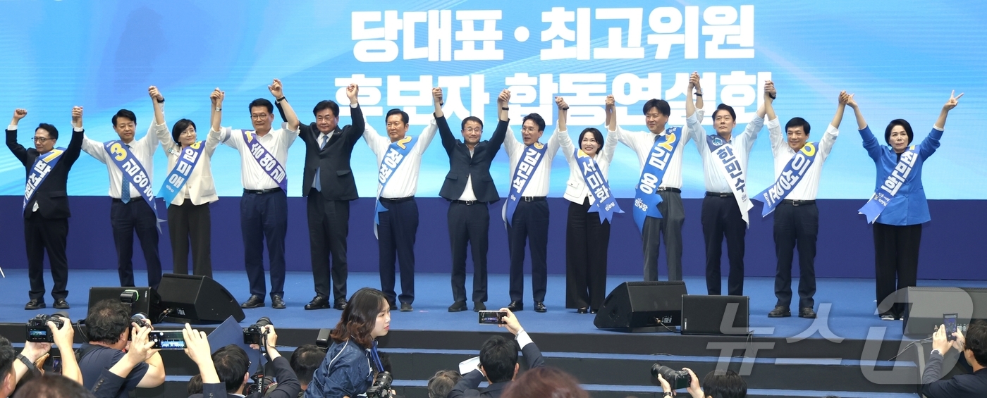 (익산=뉴스1) 유경석 기자 = 15일 전북 익산시 원광대학교 문화체육관에서 열린 더불어민주당 당대표·최고위원 선출을 위한 전북 합동연설회에서 김민석, 정청래, 송영길 당대표 후보 …