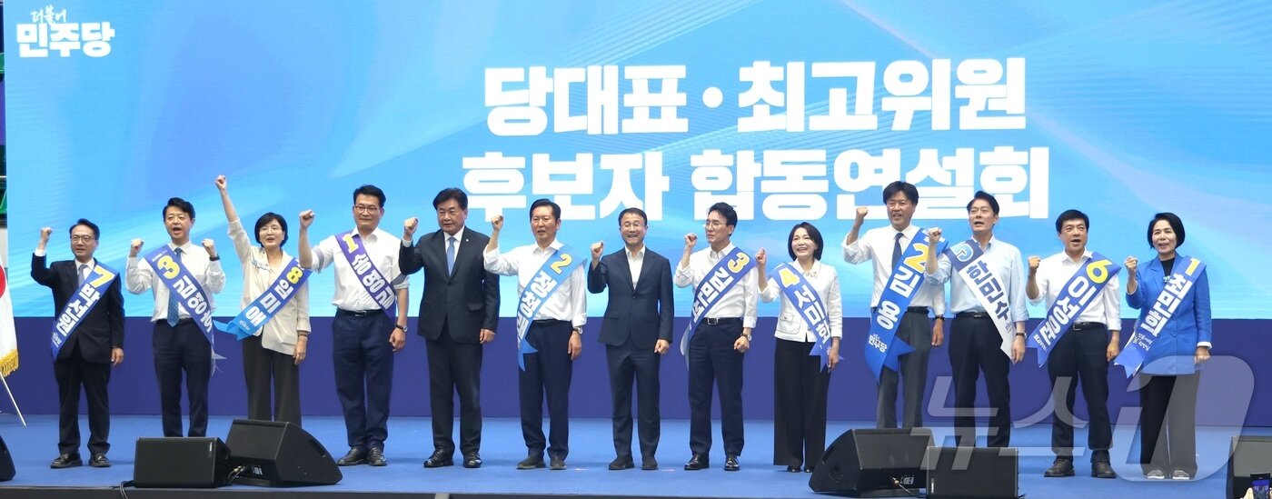 본문 이미지 - 15일 전북 익산시 원광대학교 문화체육관에서 열린 더불어민주당 당대표·최고위원 선출을 위한 전북 합동연설회에서 김민석, 정청래, 송영길 당대표 후보와 최고위원 후보들이 인사를 하고 있다. 2026.8.15 ⓒ 뉴스1 유경석 기자