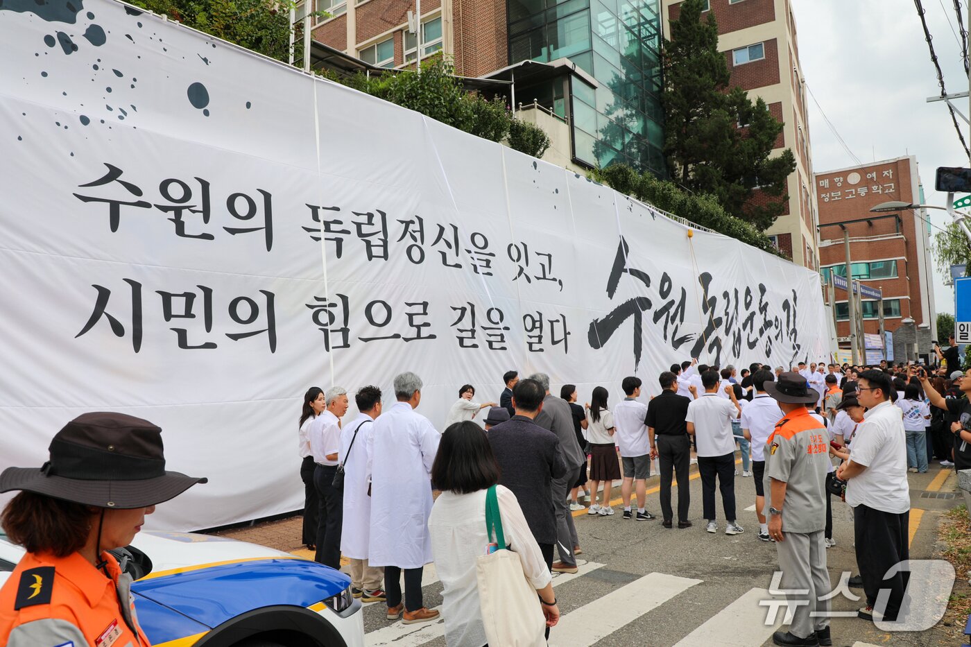 본문 이미지 - 수원 독립운동가 7인을 담은 벽화 제막식 모습.(수원시자원봉사센터 제공. 재판매 및 DB금지)