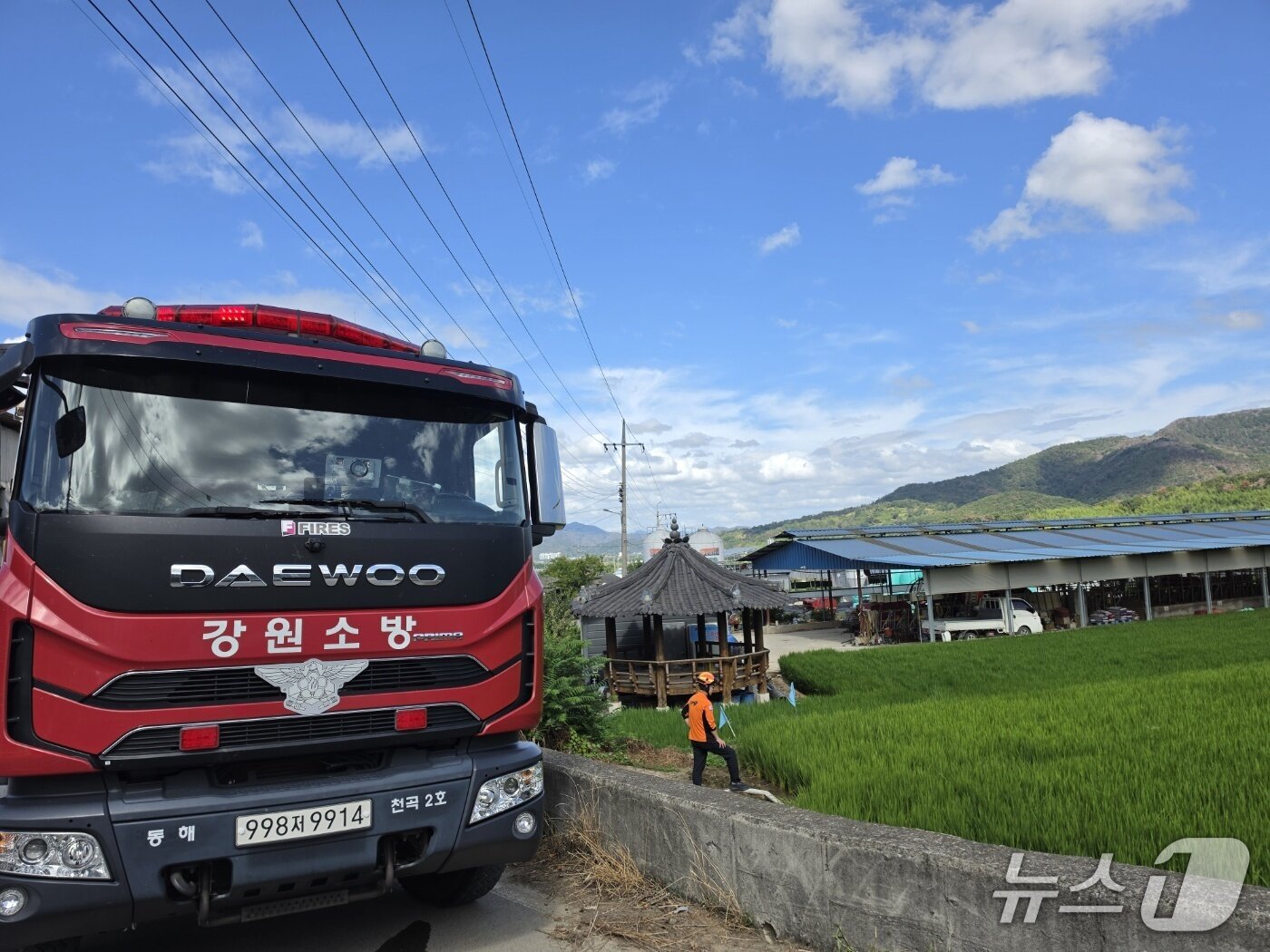 본문 이미지 - 극심한 가뭄을 겪고 있는 경남 밀양 지역에 투입된 강원도소방본부 소속 물탱크차.(강원도소방본부 제공, 재판매 및 DB 금지) 2026.8.15/뉴스1