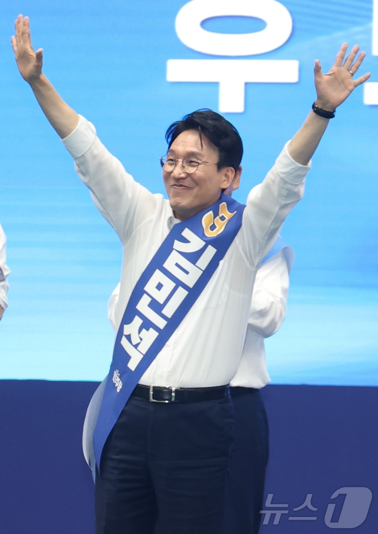 (익산=뉴스1) 유경석 기자 = 김민석 더불어민주당 당대표 후보가 15일 전북 익산시 원광대학교 문화체육관에서 열린 민주당 당대표·최고위원 선출을 위한 전북 합동연설회에서 인사를 …