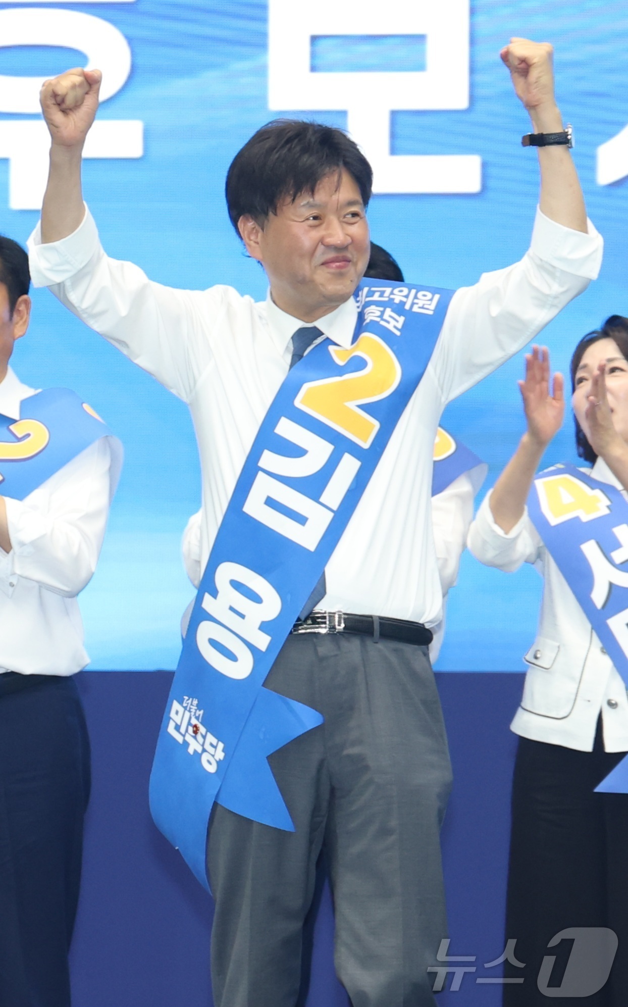 (익산=뉴스1) 유경석 기자 = 김용 더불어민주당 최고위원 후보가 15일 전북 익산시 원광대학교 문화체육관에서 열린 민주당 당대표·최고위원 선출을 위한 전북 합동연설회에서 인사를 …