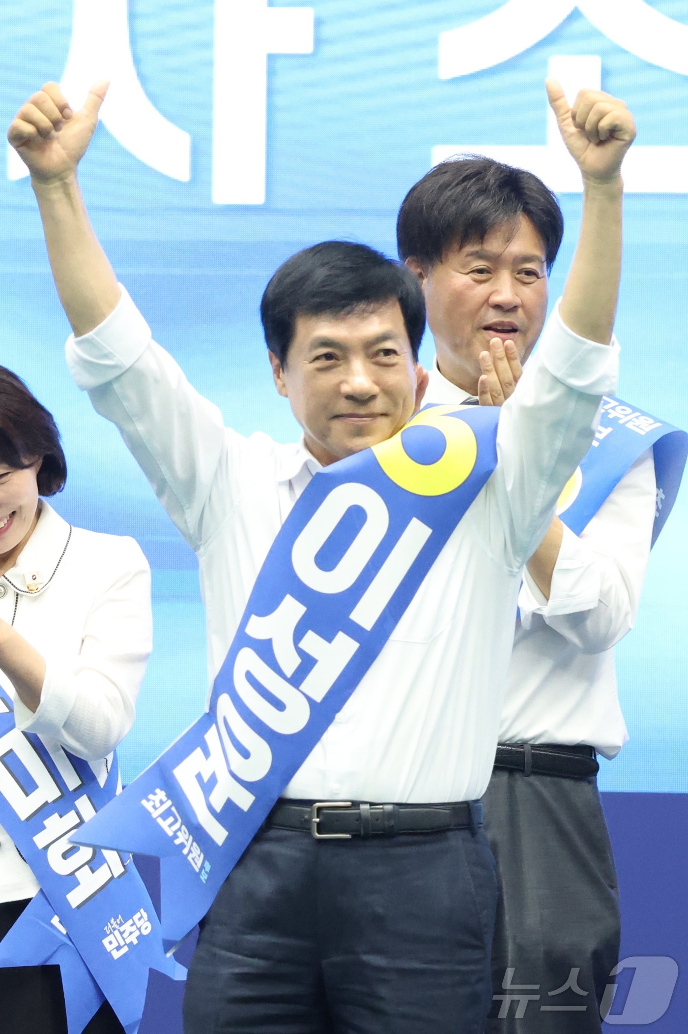 (익산=뉴스1) 유경석 기자 = 이성윤 더불어민주당 최고위원 후보가 15일 전북 익산시 원광대학교 문화체육관에서 열린 민주당 당대표·최고위원 선출을 위한 전북 합동연설회에서 인사를 …