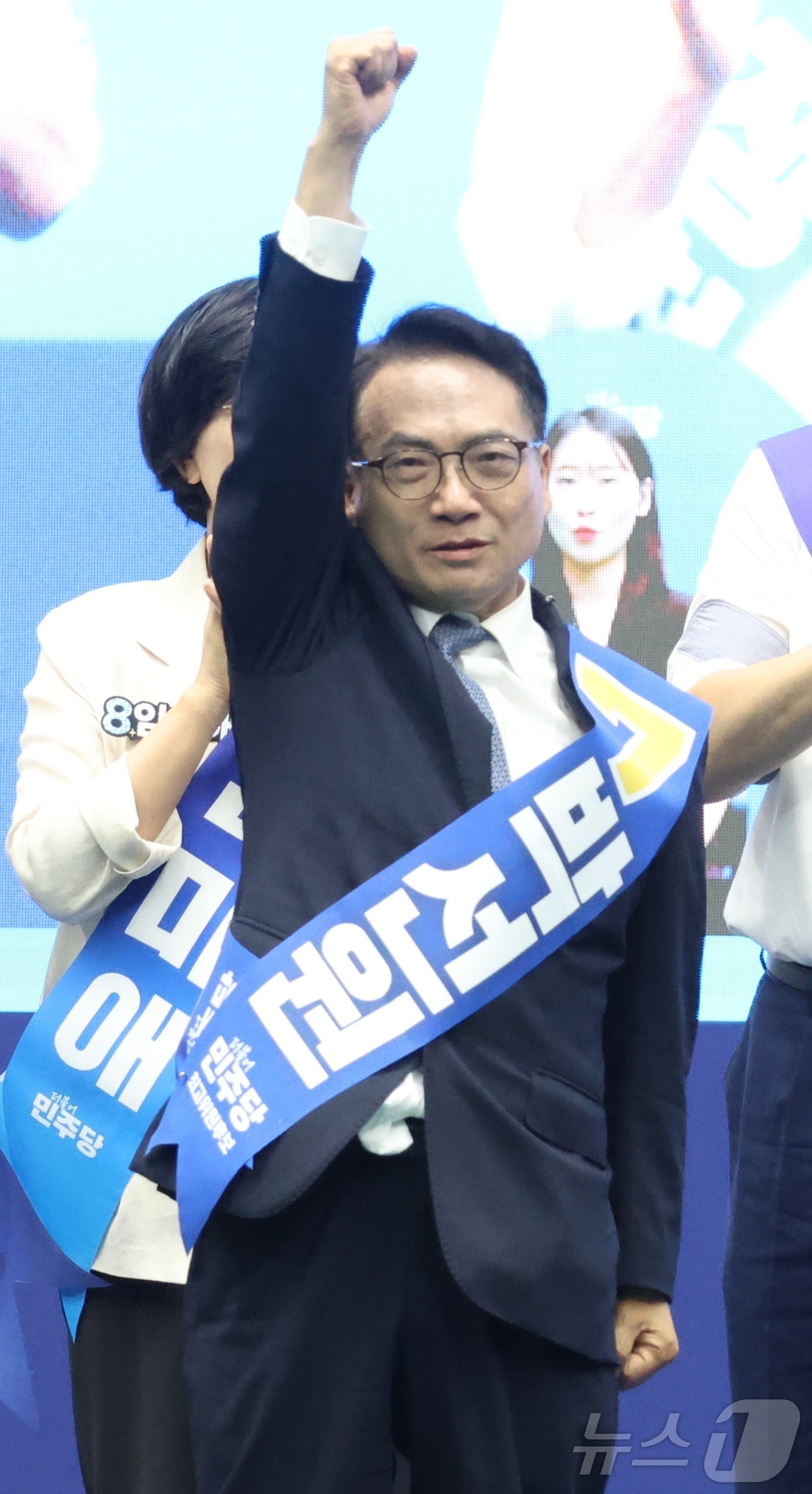 (익산=뉴스1) 유경석 기자 = 박선원 더불어민주당 최고위원 후보가 15일 전북 익산시 원광대학교 문화체육관에서 열린 민주당 당대표·최고위원 선출을 위한 전북 합동연설회에서 인사를 …