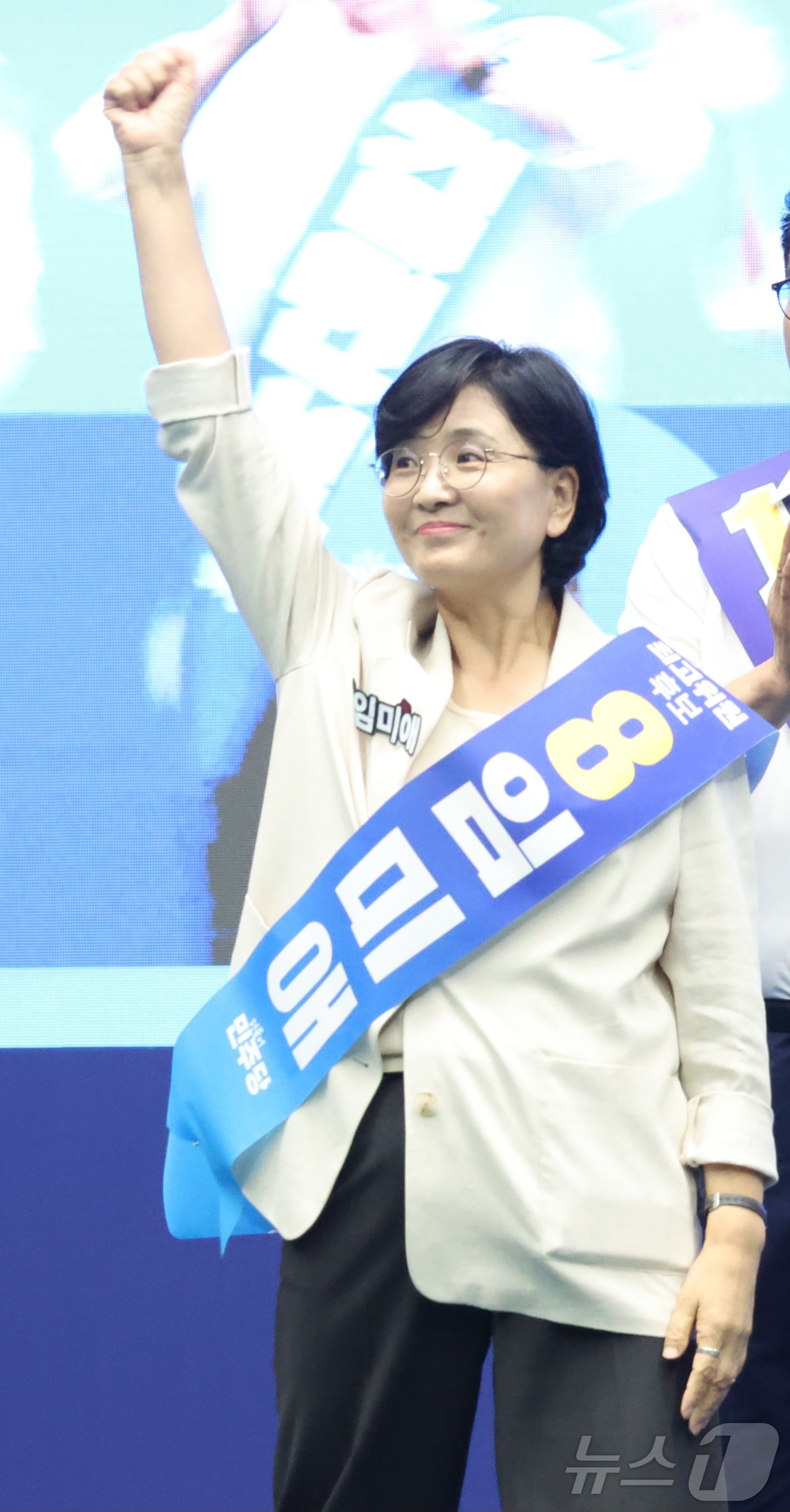 (익산=뉴스1) 유경석 기자 = 임미애 더불어민주당 최고위원 후보가 15일 전북 익산시 원광대학교 문화체육관에서 열린 민주당 당대표·최고위원 선출을 위한 전북 합동연설회에서 인사를 …