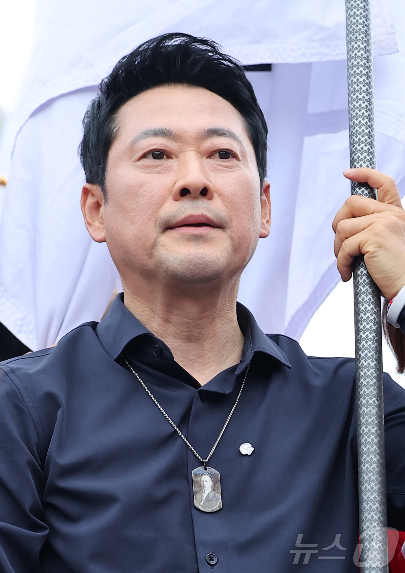 본문 이미지 - 장동혁 국민의힘 대표가 광복절인 15일 서울 송파구 올림픽공원 핸드볼경기장에서 열린 투표 용지 부족 사태 관련 참정권 수호 집회에 참석해 있다. 2026.8.15 ⓒ 뉴스1 김성진 기자