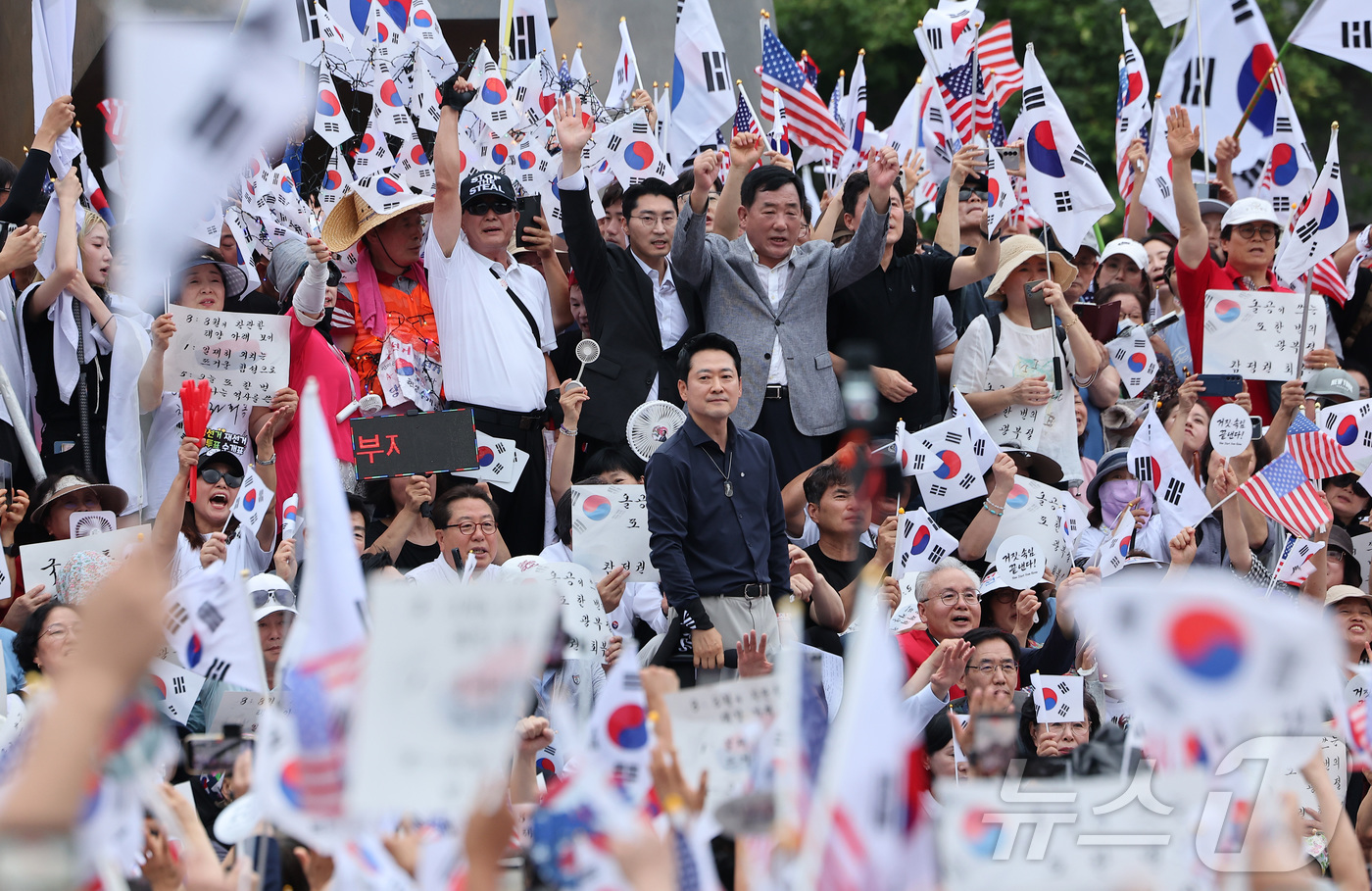 (서울=뉴스1) 김성진 기자 = 장동혁 국민의힘 대표가 광복절인 15일 서울 송파구 올림픽공원 핸드볼경기장에서 열린 투표 용지 부족 사태 관련 참정권 수호 집회에서 발언하고 있다. …