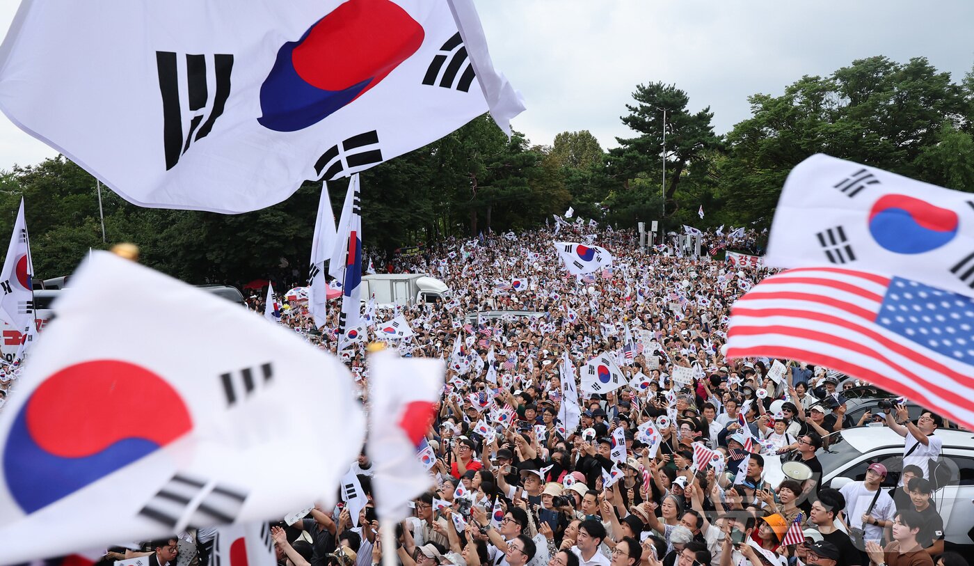 본문 이미지 - 광복절인 15일 서울 송파구 올림픽공원 핸드볼경기장에서 열린 투표 용지 부족 사태 관련 참정권 수호 집회에 참석한 참가자들이 태극기를 흔들고 있다. 2026.8.15 ⓒ 뉴스1 김성진 기자