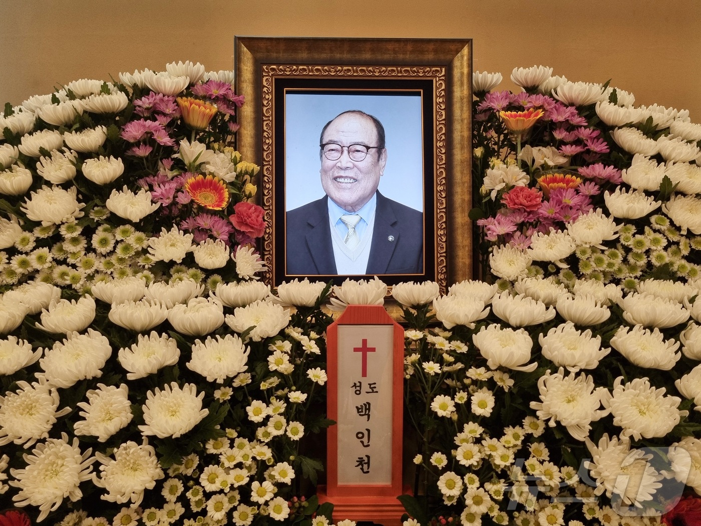 (서울=뉴스1) = 15일 충남 천안 단국대병원 장례식장에 마련된 백인천 전 감독의 빈소에 고인의 영정사진이 놓여있다.고(故) 백 전 감독은 이날 오전 6시 41분 충남 천안 단국 …