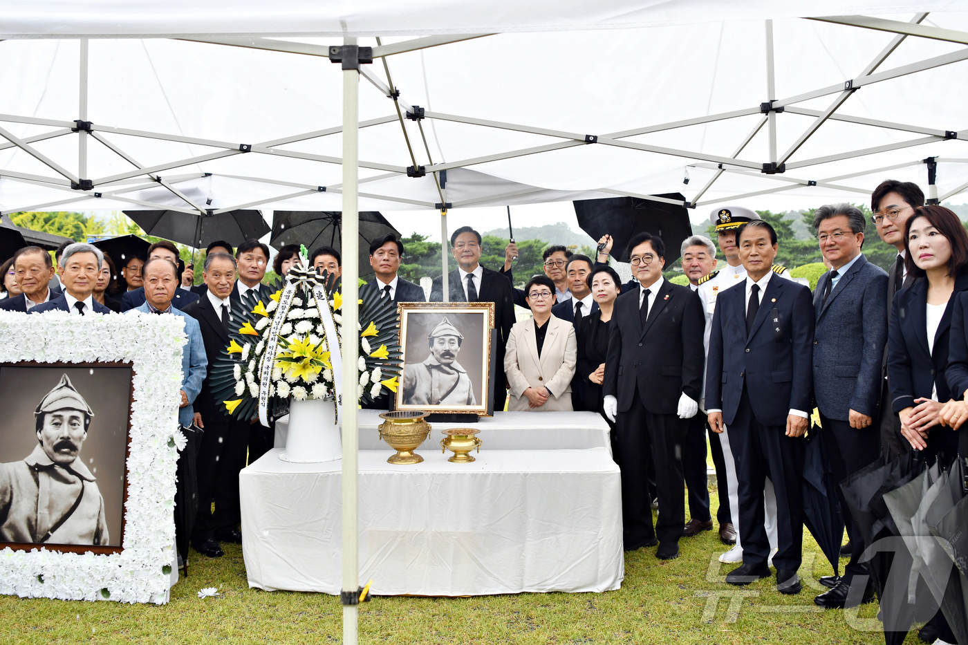 (서울=뉴스1) = 권오을 국가보훈부 장관과 우원식 전 국회의장이 15일 대전 유성구 국립대전현충원에서 열린 홍범도 장군 귀환 5주년 기념식에서 홍범도 장군 묘역 앞에서 기념촬영을 …