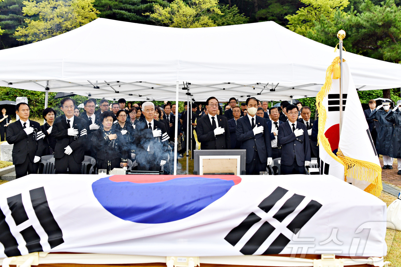 (서울=뉴스1) = 권오을 국가보훈부 장관이 15일 대전 유성구 국립대전현충원에서 열린 고(故) 이석규 애국지사 안장식에서 유족 및 주요 내빈들과 국민의례를 하고 있다. (국가보훈 …
