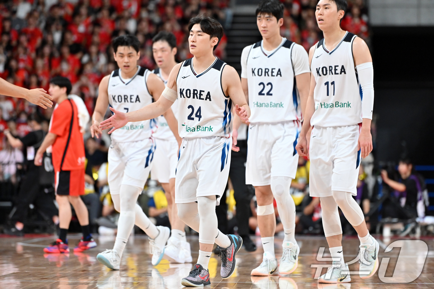 (서울=뉴스1) = 한국 남자 농구대표팀이 15일 오후 일본 도쿄 아리아케 아레나에서 열린 일본 원정 1차 평가전에서 벤치로 향하고 있다. 한국 대표팀은 이날 경기에서 일본에 68 …