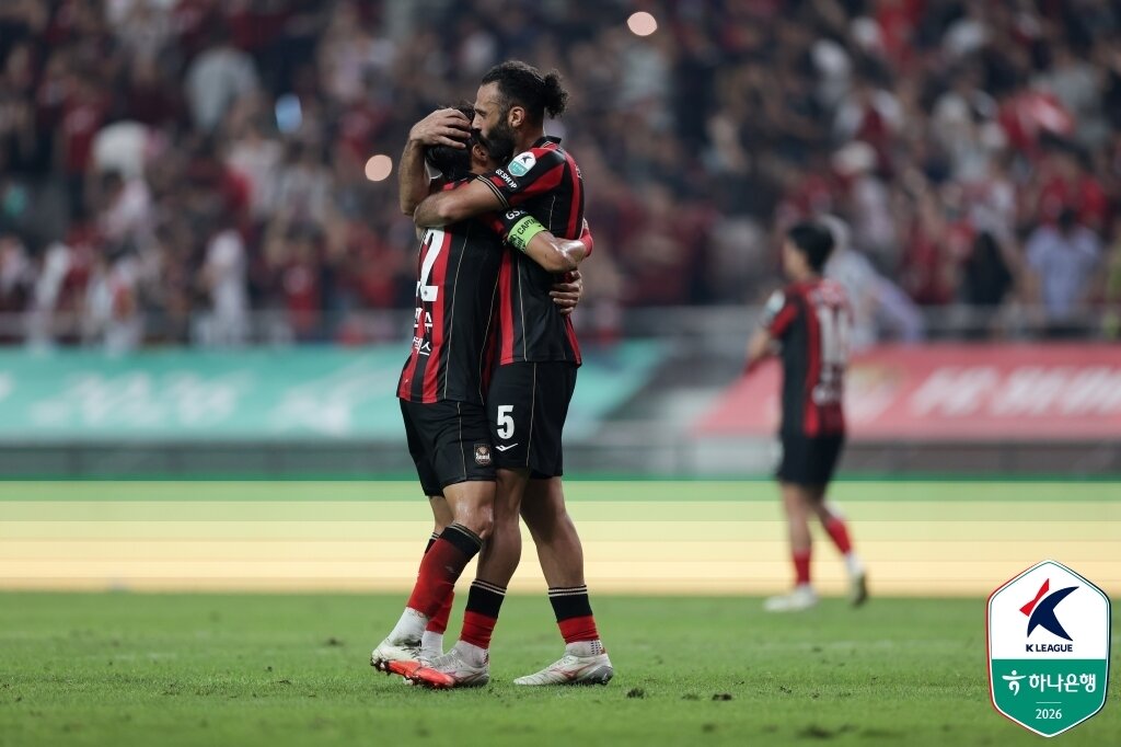 본문 이미지 - 김진수를 위로하는 야잔(오른쪽)(한국프로축구연맹 제공) 