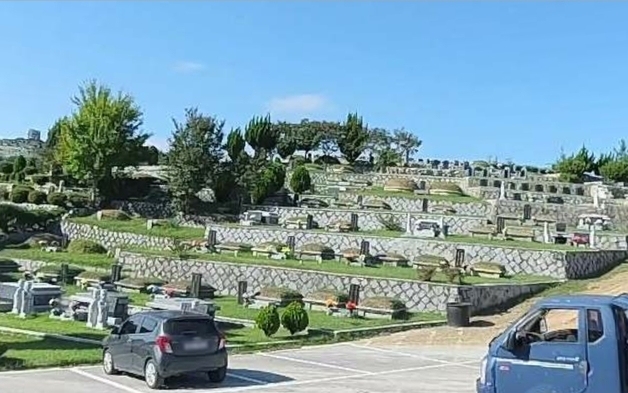 경북 성주서 공원묘지에 자동차 추락…2명 경상