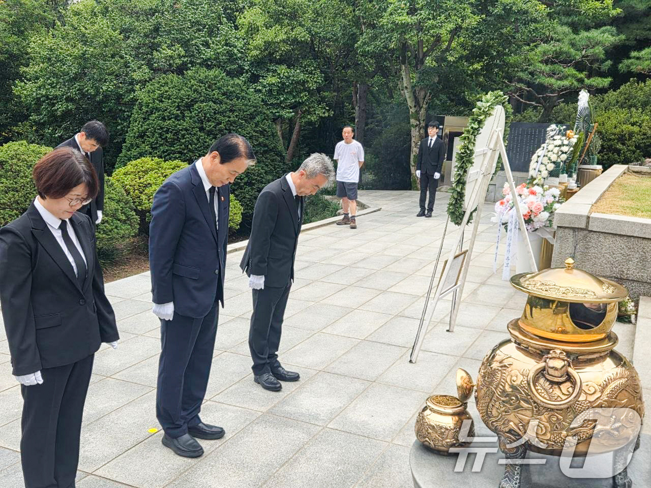 (서울=뉴스1) = 권오을 국가보훈부 장관이 지난 15일 서울 동작구 국립서울현충원 육영수 여사 묘역에서 헌화 및 분향을 하고 있다. (국가보훈부 제공. 재판매 및 DB 금지) 2 …
