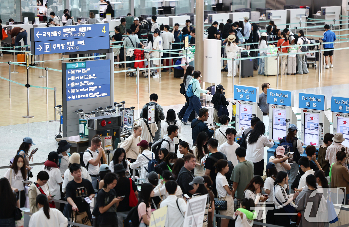 (인천공항=뉴스1) 김도우 기자 = 광복절 연휴인 16일 인천국제공항 1터미널이 이용객들로 붐비고 있다. 2026.8.16/뉴스1