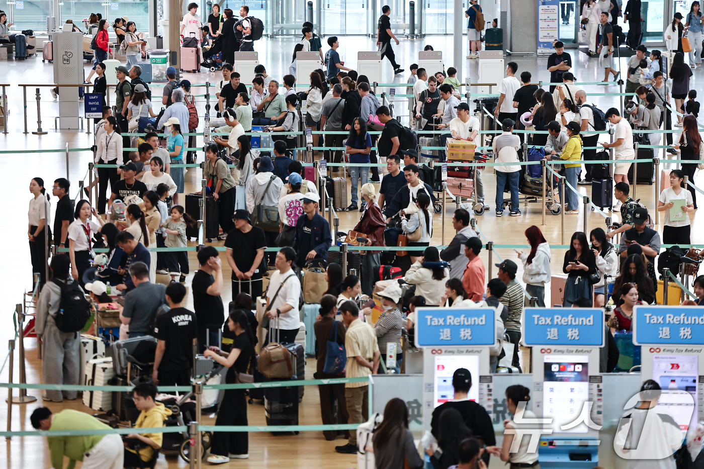 (인천공항=뉴스1) 김도우 기자 = 광복절 연휴인 16일 인천국제공항 1터미널이 이용객들로 붐비고 있다. 2026.8.16/뉴스1