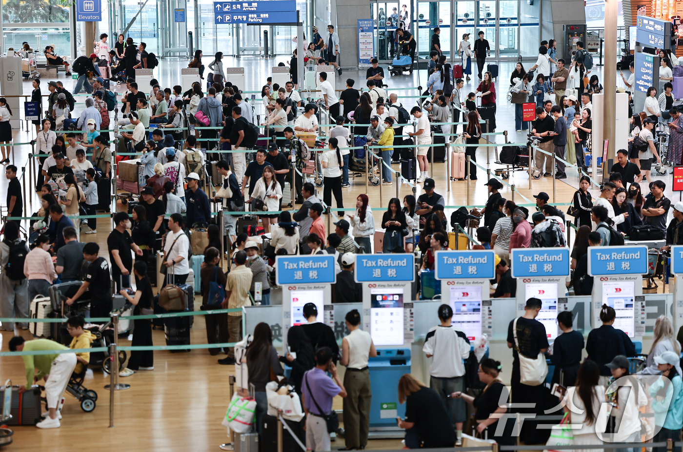 (인천공항=뉴스1) 김도우 기자 = 광복절 연휴인 16일 인천국제공항 1터미널이 이용객들로 붐비고 있다. 2026.8.16/뉴스1