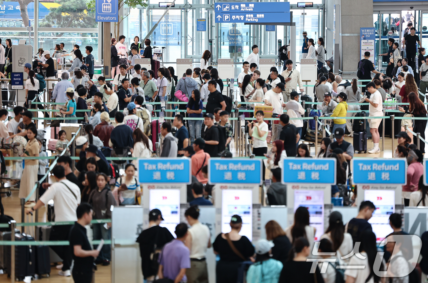 (인천공항=뉴스1) 김도우 기자 = 광복절 연휴인 16일 인천국제공항 1터미널이 이용객들로 붐비고 있다. 2026.8.16/뉴스1