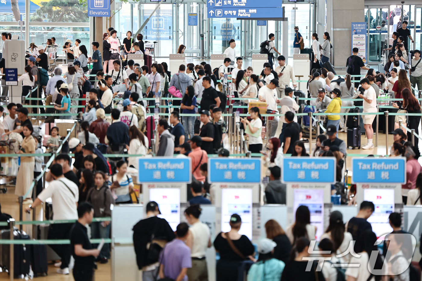 (인천공항=뉴스1) 김도우 기자 = 광복절 연휴인 16일 인천국제공항 1터미널이 이용객들로 붐비고 있다. 2026.8.16/뉴스1