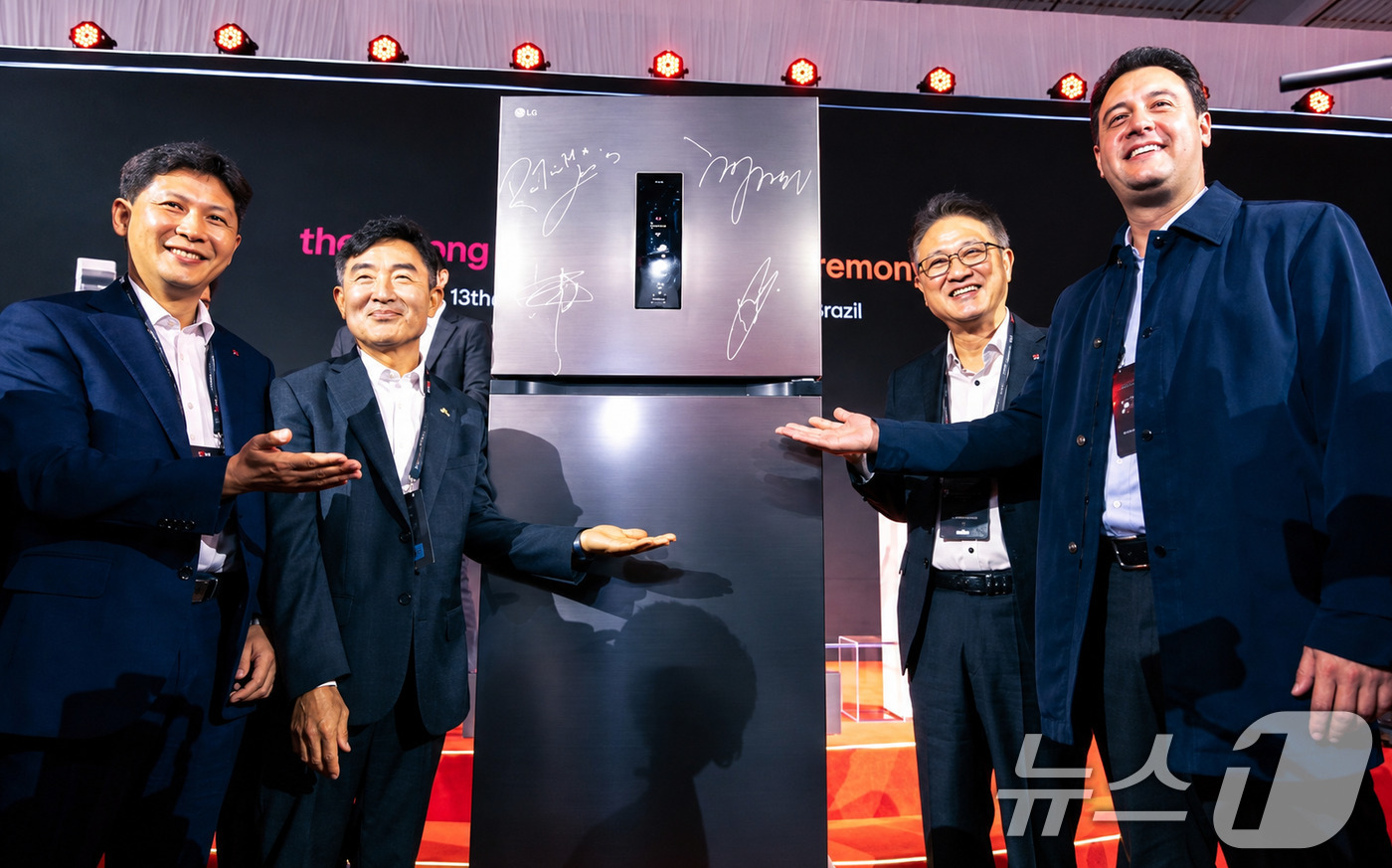 (서울=뉴스1) = 김재일 LG전자 키친솔루션사업부장(왼쪽부터), 채영환 주브라질 총영사, 송성원 LG전자 중남미지역대표, 라치뉴 주니어(Carlos Massa Ratinho Ju …