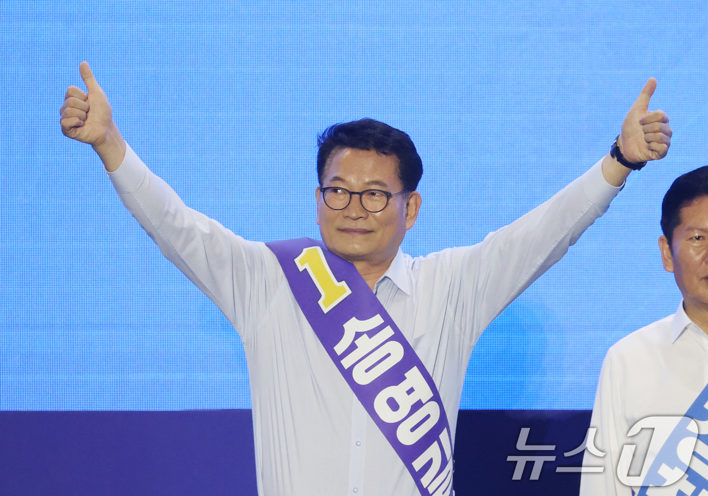 (수원=뉴스1) 김영운 기자 = 송영길 더불어민주당 당대표 후보가 16일 경기 수원시 장안구 수원종합운동장에서 열린 더불어민주당 당대표·최고위원 선출을 위한 경기 지역 순회경선 합 …