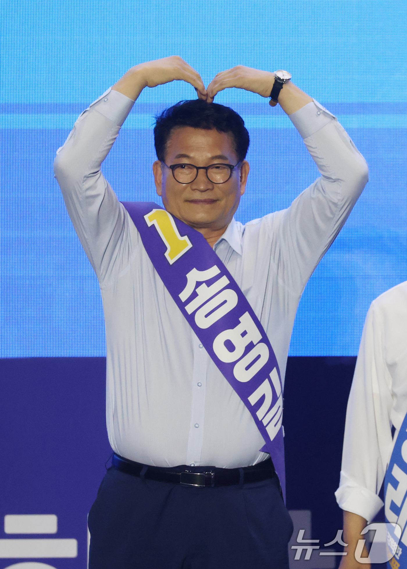 (수원=뉴스1) 김영운 기자 = 송영길 더불어민주당 당대표 후보가 16일 경기 수원시 장안구 수원종합운동장에서 열린 더불어민주당 당대표·최고위원 선출을 위한 경기 지역 순회경선 합 …