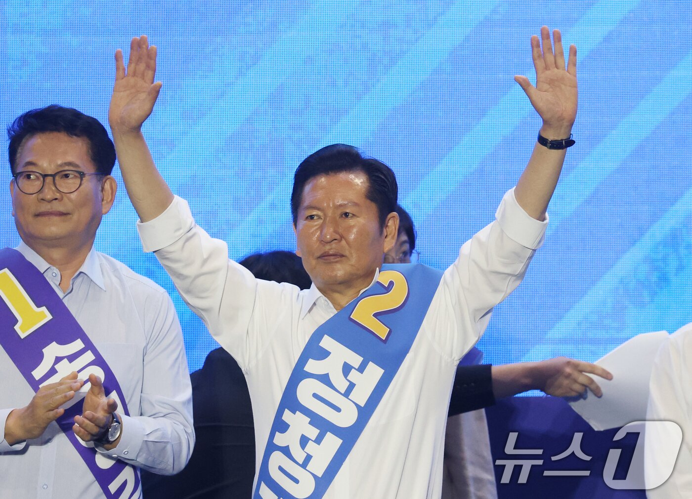 본문 이미지 - 정청래 더불어민주당 당대표 후보가 16일 경기 수원시 장안구 수원종합운동장에서 열린 더불어민주당 당대표·최고위원 선출을 위한 경기 지역 순회경선 합동연설회에서 인사를 하고 있다. 2026.8.16 ⓒ 뉴스1 김영운 기자