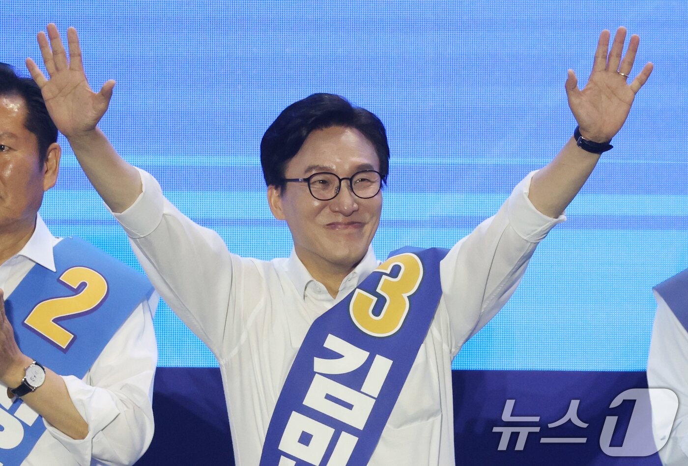 본문 이미지 - 김민석 더불어민주당 당대표 후보가 16일 경기 수원시 장안구 수원종합운동장에서 열린 더불어민주당 당대표·최고위원 선출을 위한 경기 지역 순회경선 합동연설회에서 인사를 하고 있다. 2026.8.16 ⓒ 뉴스1 김영운 기자