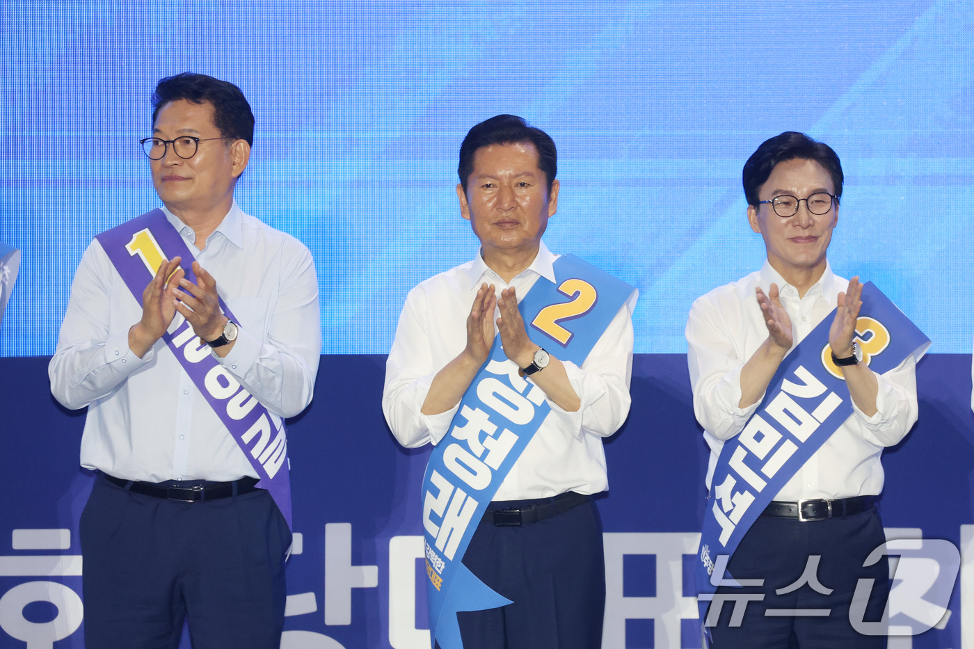 (수원=뉴스1) 김영운 기자 = 송영길(왼쪽부터), 정청래, 김민석 더불어민주당 당대표 후보가 16일 경기 수원시 장안구 수원종합운동장에서 열린 더불어민주당 당대표·최고위원 선출을 …