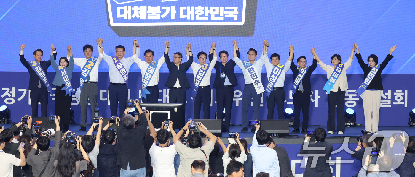 (수원=뉴스1) 김영운 기자 = 16일 경기 수원시 장안구 수원종합운동장에서 열린 더불어민주당 당대표·최고위원 선출을 위한 경기 지역 순회경선 합동연설회에서 송영길, 정청래, 김민 …