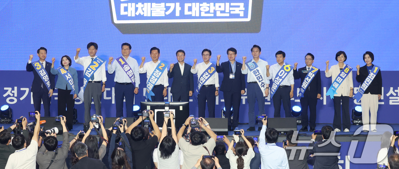 (수원=뉴스1) 김영운 기자 = 16일 경기 수원시 장안구 수원종합운동장에서 열린 더불어민주당 당대표·최고위원 선출을 위한 경기 지역 순회경선 합동연설회에서 송영길, 정청래, 김민 …