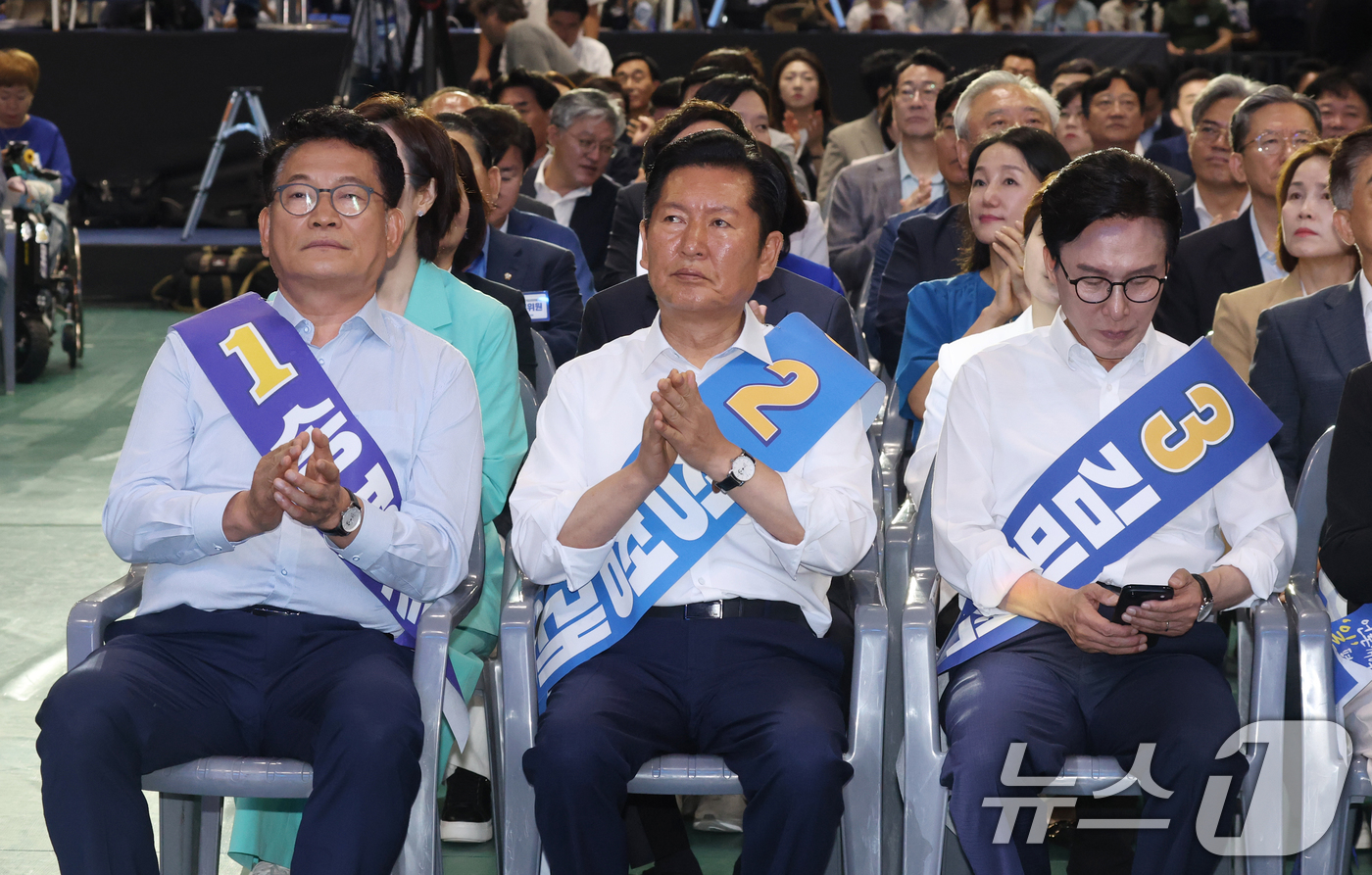 (수원=뉴스1) 김영운 기자 = 송영길(왼쪽부터), 정청래, 김민석 더불어민주당 당대표 후보가 16일 경기 수원시 장안구 수원종합운동장에서 열린 더불어민주당 당대표·최고위원 선출을 …
