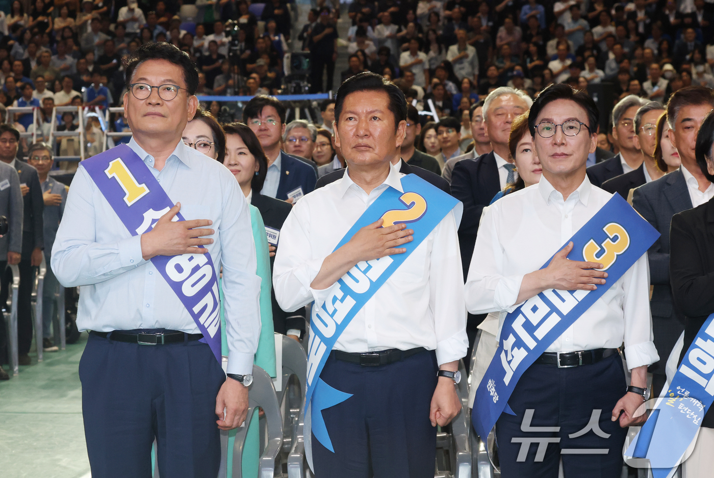 (수원=뉴스1) 김영운 기자 = 송영길(왼쪽부터), 정청래, 김민석 더불어민주당 당대표 후보가 16일 경기 수원시 장안구 수원종합운동장에서 열린 더불어민주당 당대표·최고위원 선출을 …