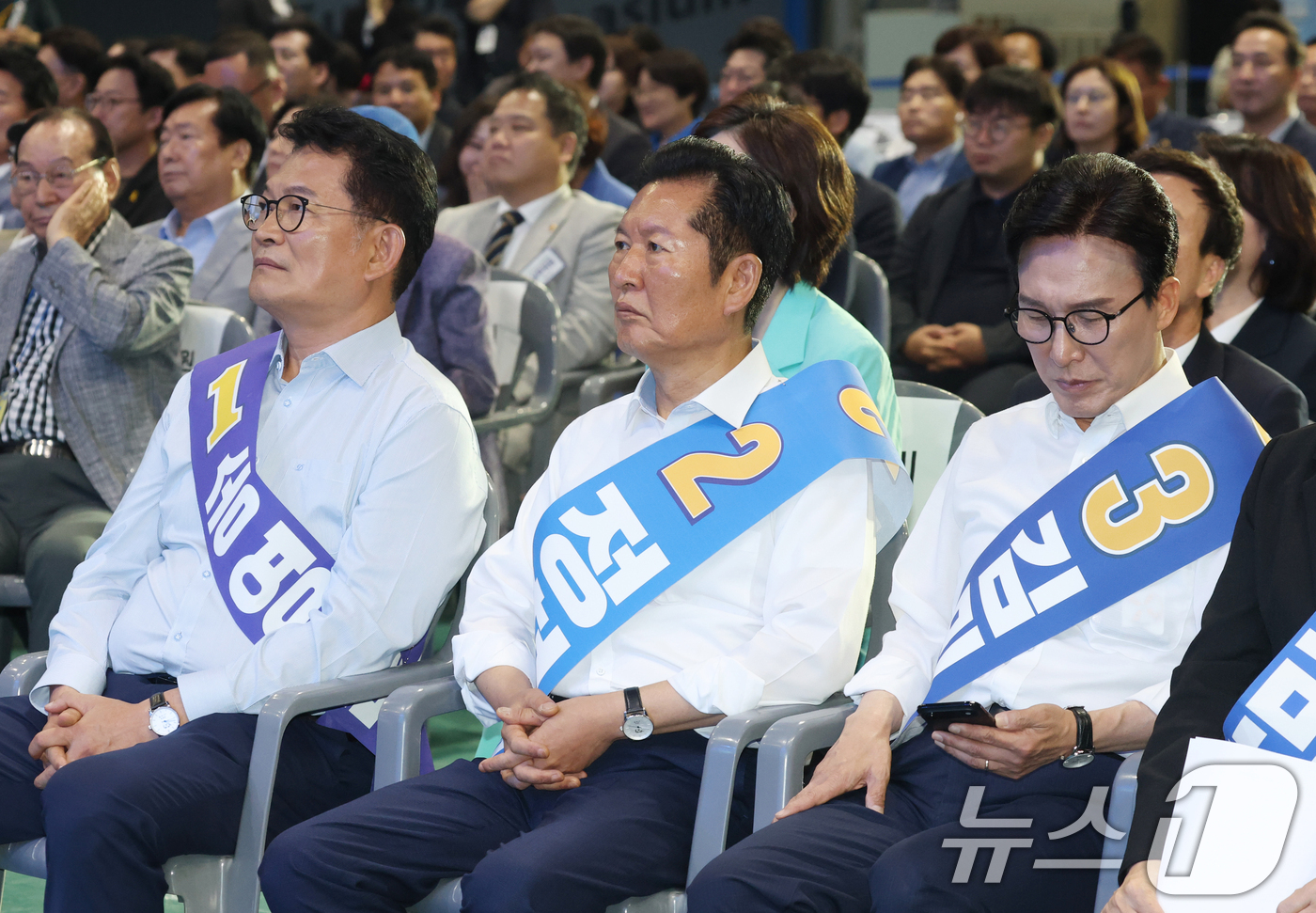 (수원=뉴스1) 김영운 기자 = 송영길(왼쪽부터), 정청래, 김민석 더불어민주당 당대표 후보가 16일 경기 수원시 장안구 수원종합운동장에서 열린 더불어민주당 당대표·최고위원 선출을 …