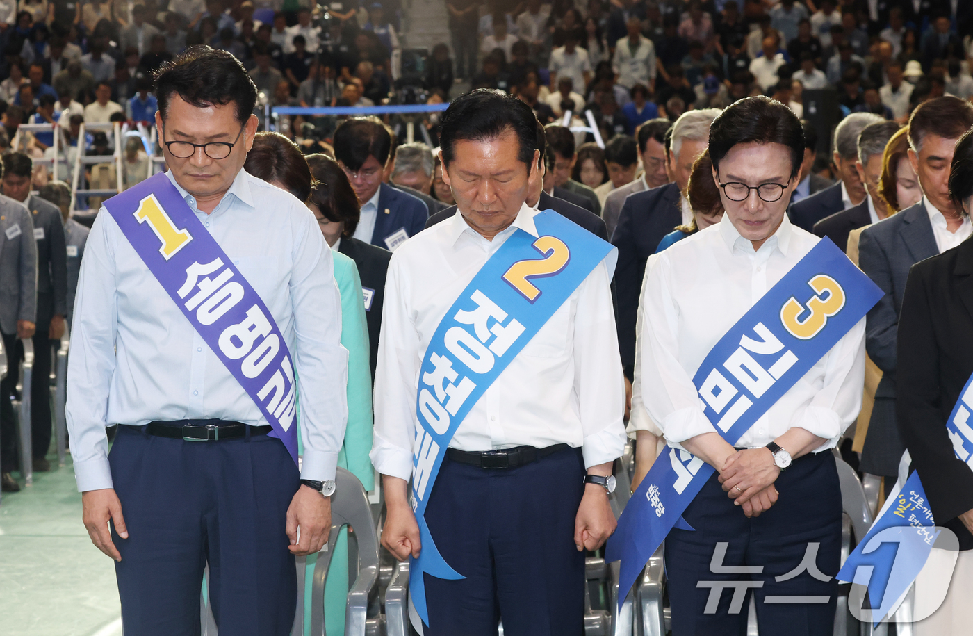 (수원=뉴스1) 김영운 기자 = 송영길(왼쪽부터), 정청래, 김민석 더불어민주당 당대표 후보가 16일 경기 수원시 장안구 수원종합운동장에서 열린 더불어민주당 당대표·최고위원 선출을 …