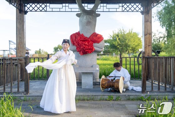 본문 이미지 - 김선정 단국대학교 교수(왼쪽)가 12일(현지시간) 중국 헤이룽장성 무단장시 닝안시 발해진의 발해농장에서 안희제의 넋을 기리는 살풀이춤을 선보이고 있다. 오른쪽은 장단과 소리를 맡은 박범태 한국예술종합학교 강사. (경기도교육청 제공)  