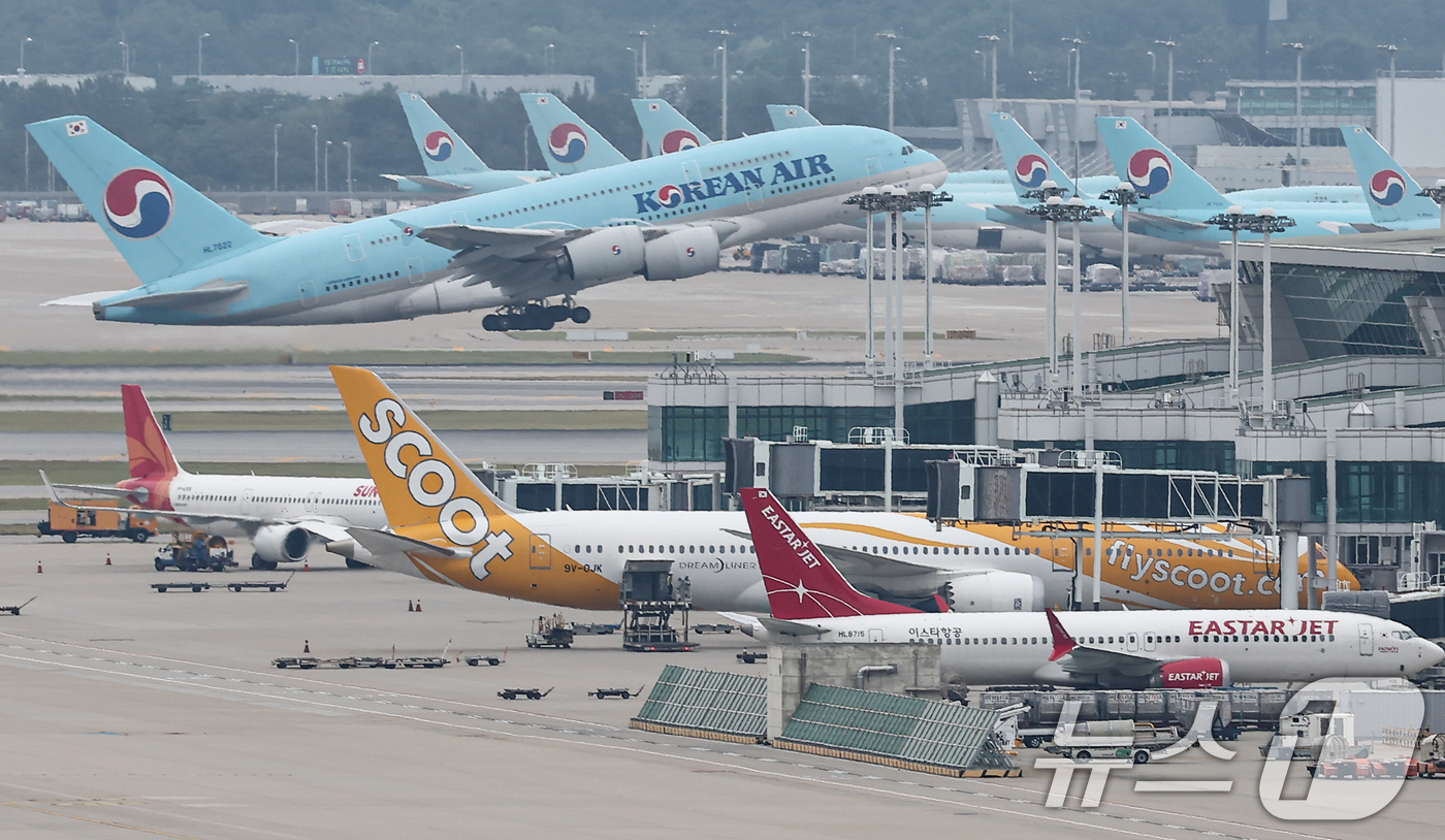 (인천공항=뉴스1) 김도우 기자 = 전체 소비자물가가 최근 2년 새 5%가량 오르는 동안 여름휴가에 직접 쓰이는 숙박·여행 비용은 두 자릿수 상승률을 기록한 것으로 나타났다.16일 …