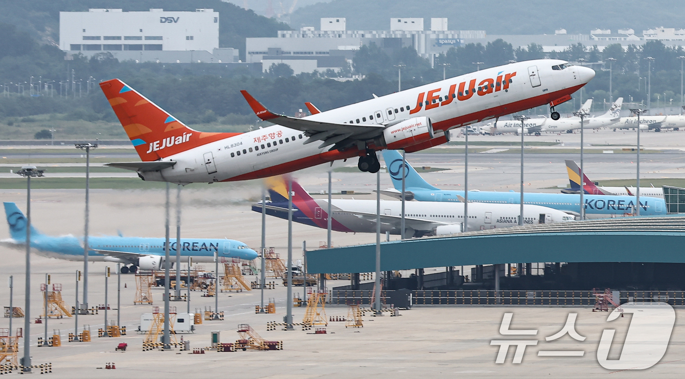 (인천공항=뉴스1) 김도우 기자 = 전체 소비자물가가 최근 2년 새 5%가량 오르는 동안 여름휴가에 직접 쓰이는 숙박·여행 비용은 두 자릿수 상승률을 기록한 것으로 나타났다.16일 …