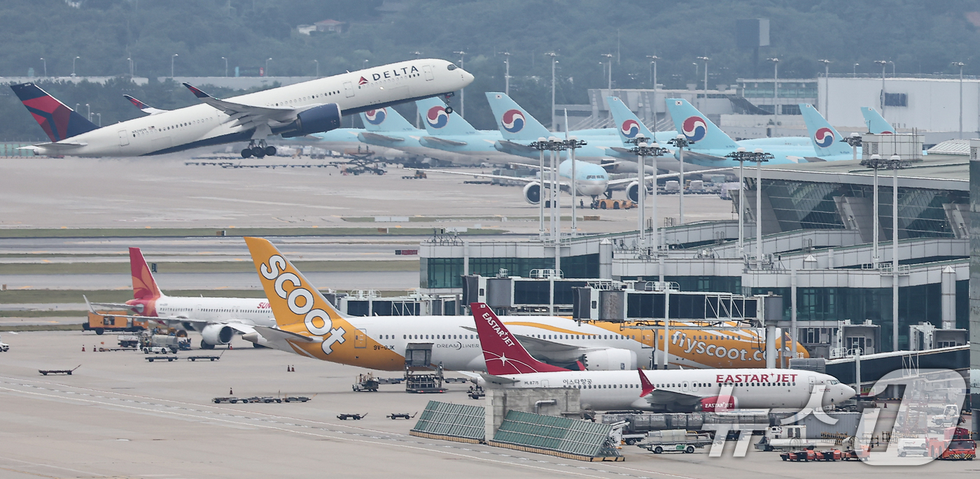 (인천공항=뉴스1) 김도우 기자 = 전체 소비자물가가 최근 2년 새 5%가량 오르는 동안 여름휴가에 직접 쓰이는 숙박·여행 비용은 두 자릿수 상승률을 기록한 것으로 나타났다.16일 …