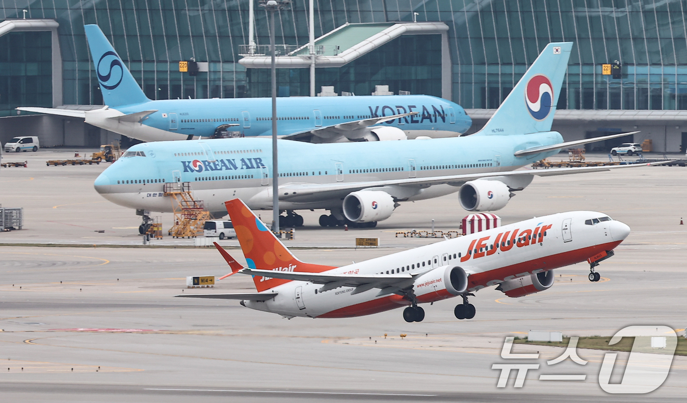 (인천공항=뉴스1) 김도우 기자 = 전체 소비자물가가 최근 2년 새 5%가량 오르는 동안 여름휴가에 직접 쓰이는 숙박·여행 비용은 두 자릿수 상승률을 기록한 것으로 나타났다.16일 …