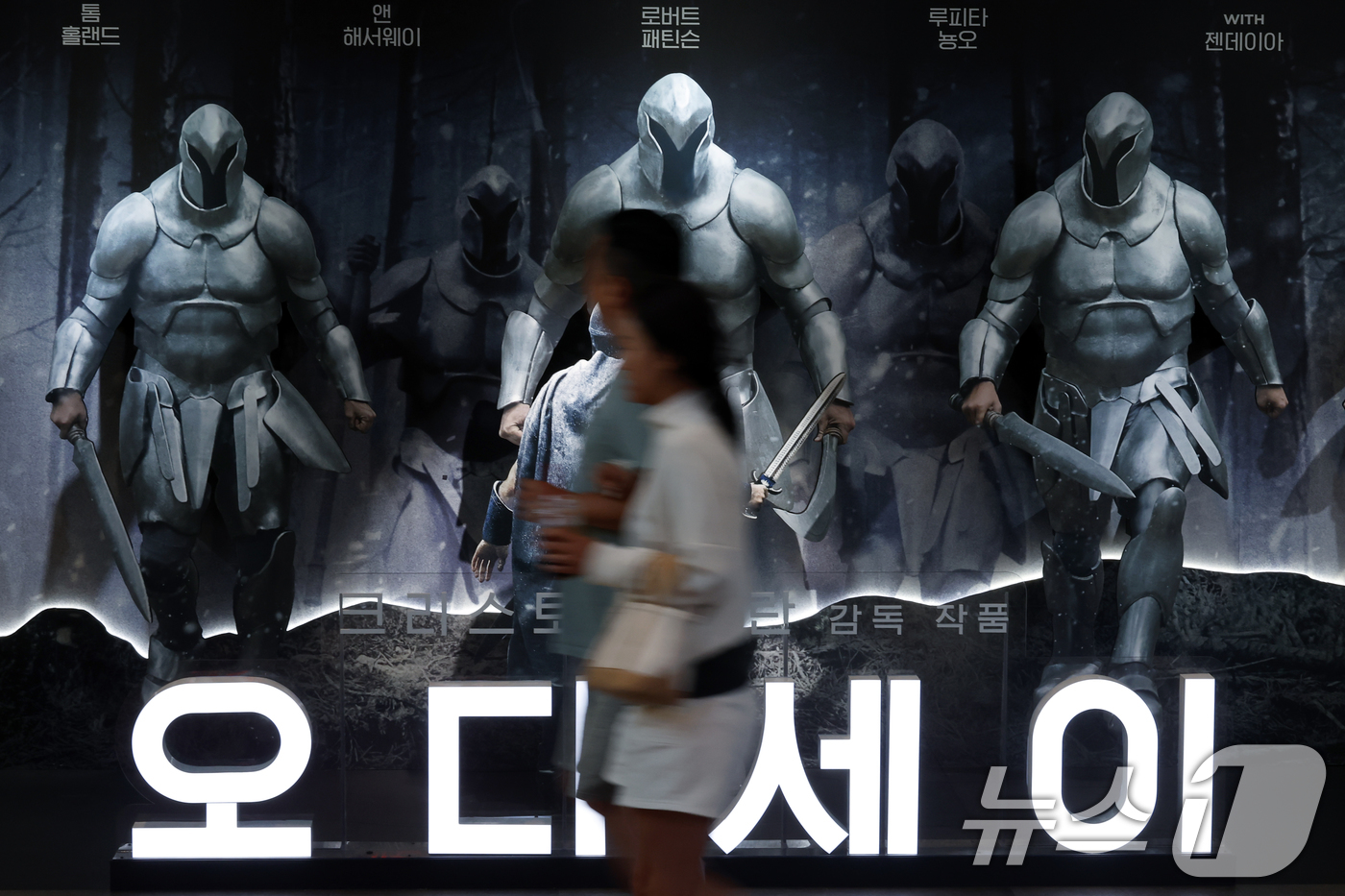 (서울=뉴스1) 박정호 기자 = 영화 '오디세이'(감독 크리스토퍼 놀런)가 개봉 12일째에 400만 관객을 돌파한 16일 서울 시내 한 대형 쇼핑몰 내 영화관을 찾은 관람객이 영화 …