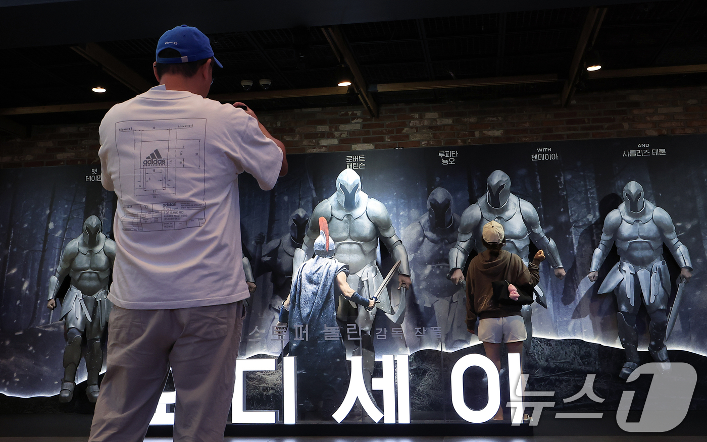 (서울=뉴스1) 박정호 기자 = 영화 '오디세이'(감독 크리스토퍼 놀런)가 개봉 12일째에 400만 관객을 돌파한 16일 서울 시내 한 대형 쇼핑몰 내 영화관을 찾은 관람객이 영화 …