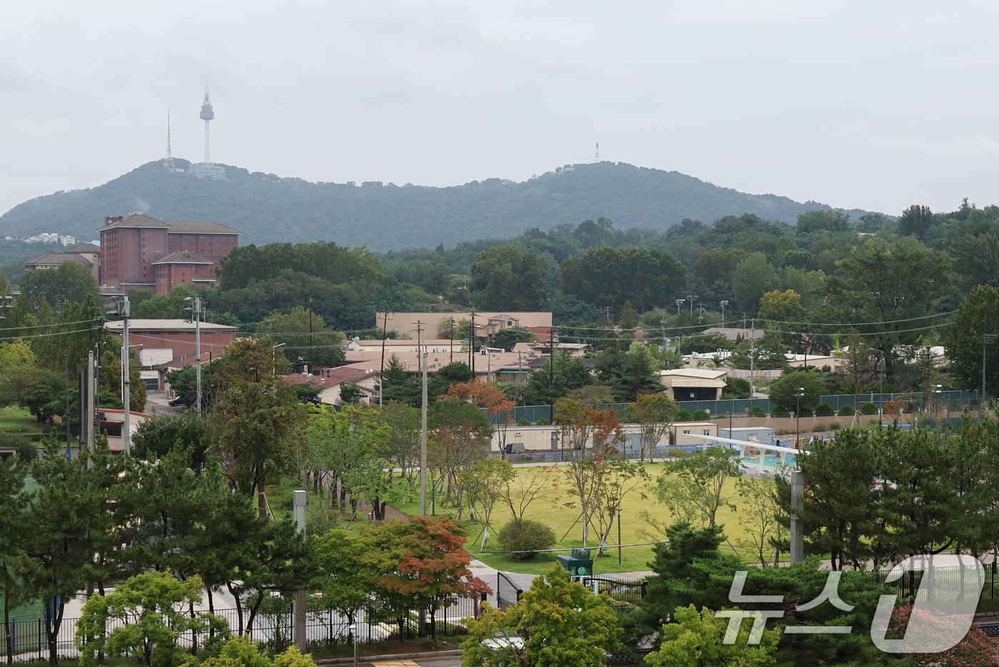 (서울=뉴스1) 이종수 기자 = 정부가 용산공원을 주택 공급 후보지로 검토하기로 하면서 서울시와 용산구가 잇따라 반대 입장을 내놨다. 김윤덕 국토교통부 장관은 지난 14일 용산어린 …